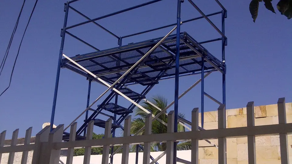 Torre armada — Andamio con plataforma, baranda y escalera de acceso — Metalworks Energy