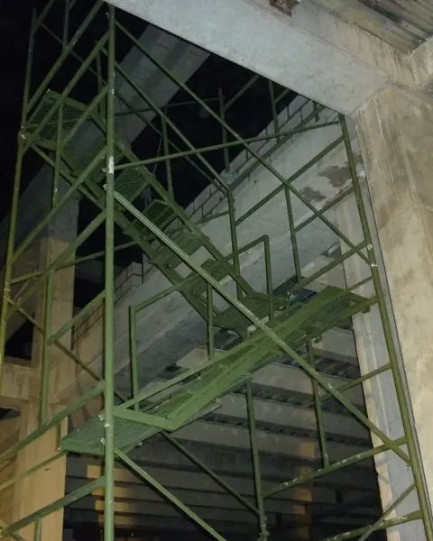 Detalle — Sistema de escalera y arriostramiento diagonal — Metalworks Energy