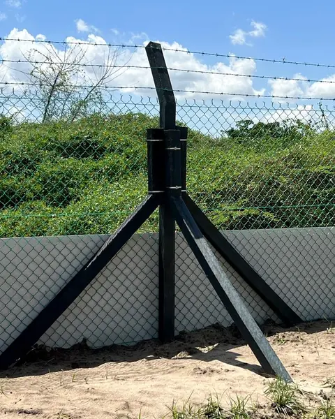 Poste arriostrado — Riostras diagonales para tramos largos — Metalworks Energy