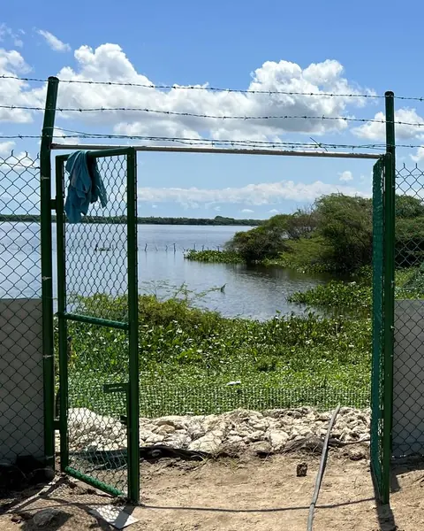 Puerta de acceso — Portón peatonal integrado al cerramiento — Metalworks Energy
