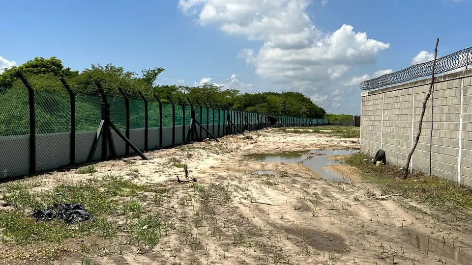 Tramo perimetral — Cierre de lote junto a muro existente — Metalworks Energy