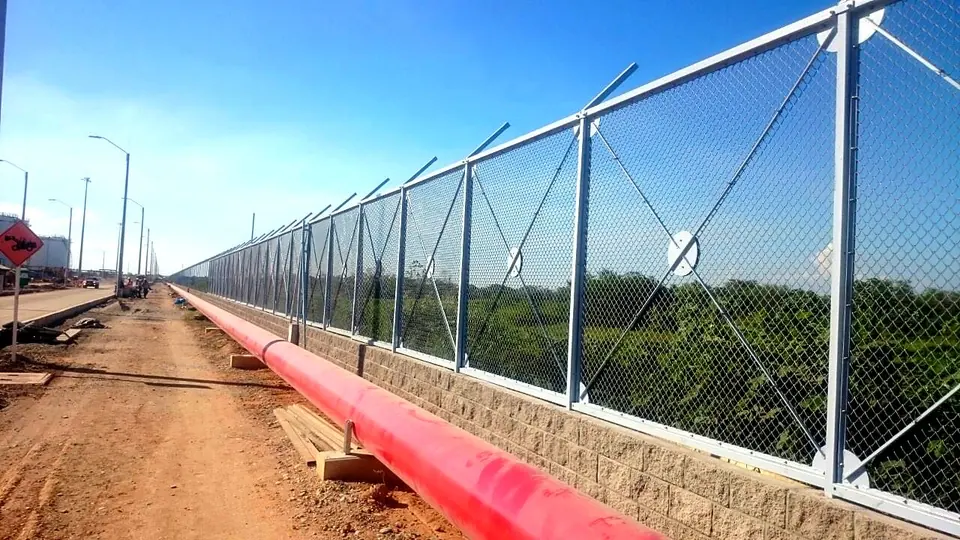 Cerramiento industrial — Malla galvanizada sobre muro en bloque — Metalworks Energy