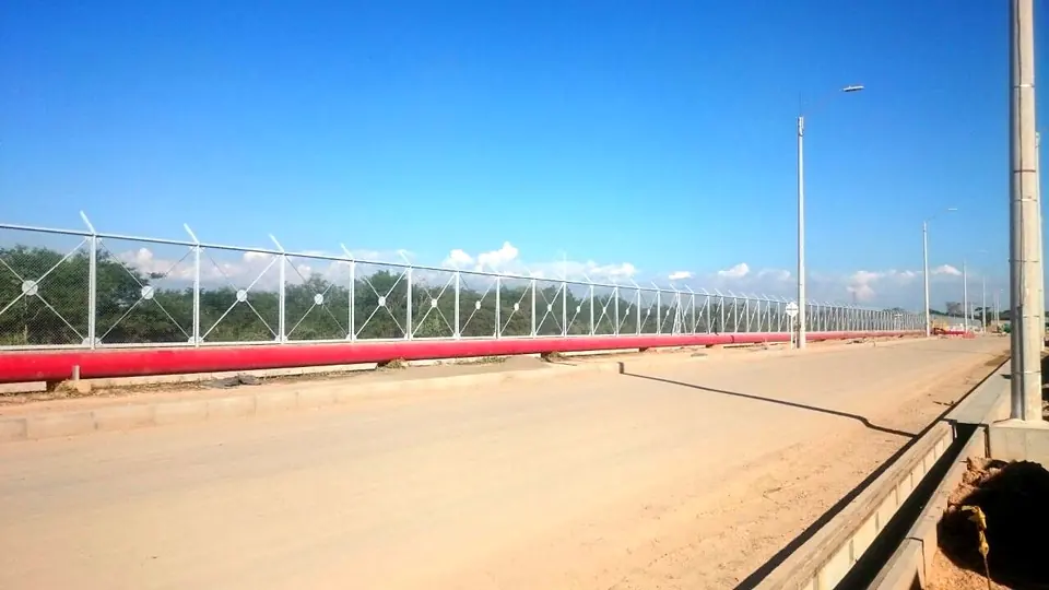 Cerramiento vial — Tramo largo paralelo a vía interna — Metalworks Energy