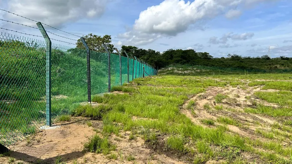 Esquina de cerramiento — Malla verde con alambre de púas superior — Metalworks Energy