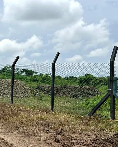 Obra en proceso — Instalación de postes y malla en lote — Metalworks Energy