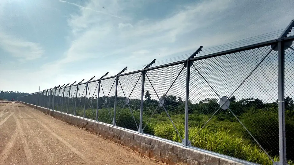 Cerramiento de alta seguridad — Remate antiescalada y cruces en X — Metalworks Energy