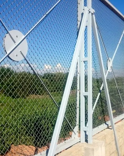 Detalle de arriostramiento — Poste con riostra y platina en el cruce en X — Metalworks Energy