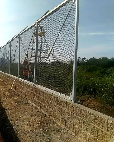 Instalación de paneles — Montaje de malla sobre muro en bloque — Metalworks Energy