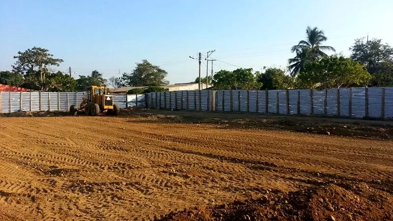 Explanación del terreno — Motoniveladora conformando la superficie del lote — Metalworks Energy