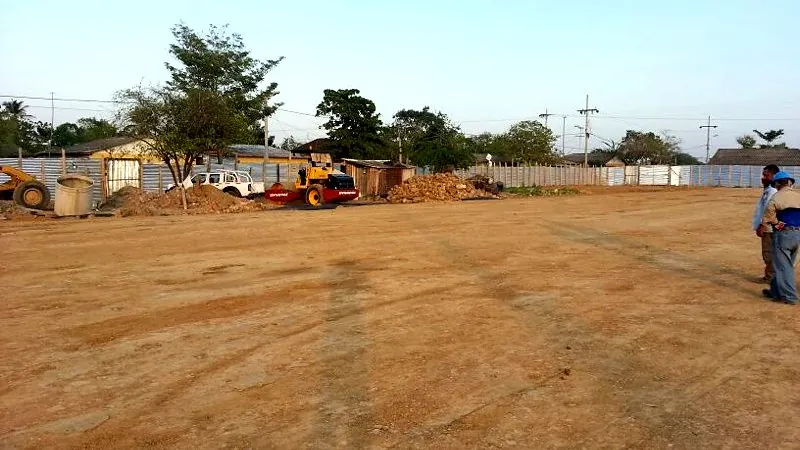 Terreno conformado — Superficie nivelada y vibrocompactador en obra — Metalworks Energy