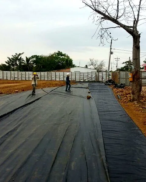 Instalación de geotextil — Tendido de geotextil antes del relleno — Metalworks Energy