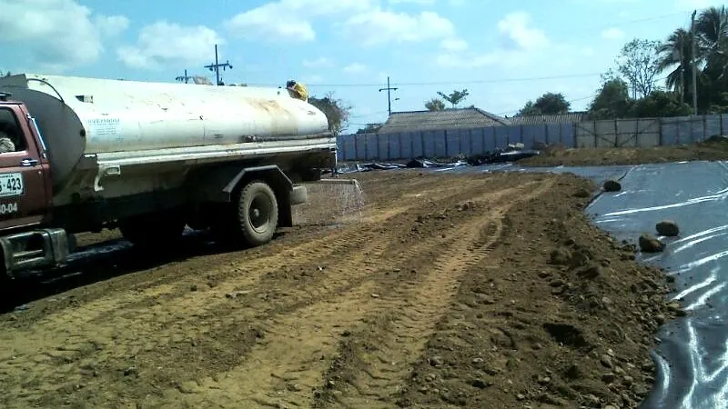 Humectación del relleno — Carrotanque aportando agua para la compactación — Metalworks Energy