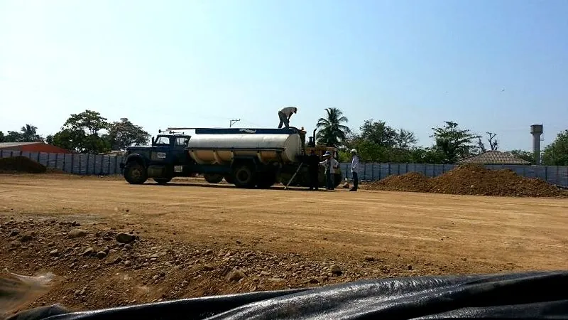 Frente de trabajo — Carrotanque y equipo técnico en obra — Metalworks Energy