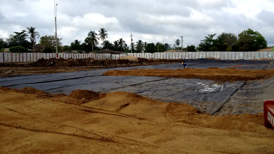 Conformación sobre geotextil — Extendido de relleno sobre membrana de separación — Metalworks Energy