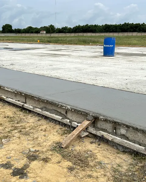 Bordillo y andén — Vaciado en formaleta junto a la losa — Metalworks Energy