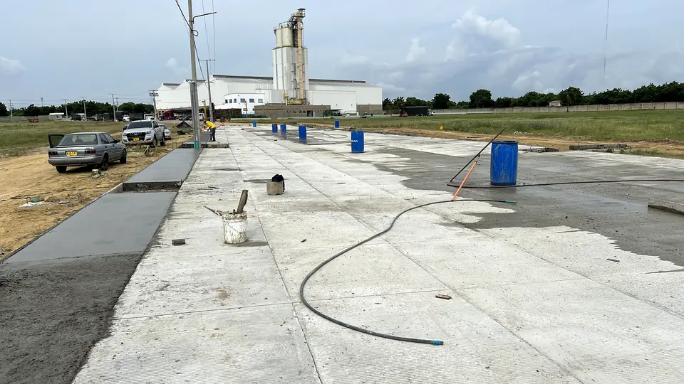 Pavimento rígido — Losas en concreto para patio industrial — Metalworks Energy