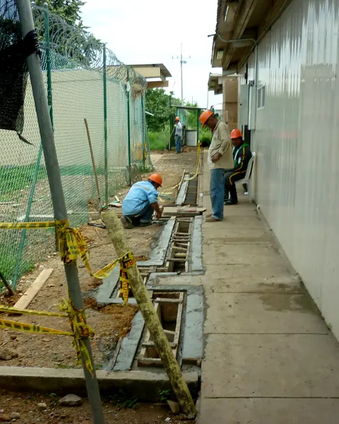 Canal de drenaje — Construcción de cuneta en concreto — Metalworks Energy