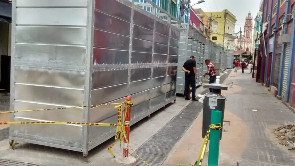 Instalación en sitio — Montaje de casetas metálicas en centro histórico — Metalworks Energy