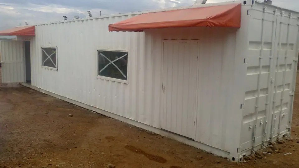 Módulo tipo contenedor — Oficina prefabricada con toldos — Metalworks Energy