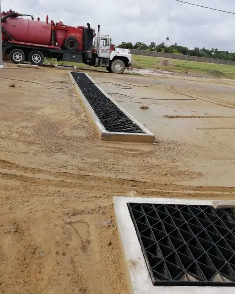 Detalle de rejilla — Canal en concreto con rejilla metálica — Metalworks Energy