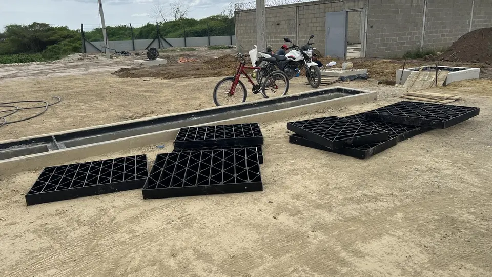 Rejillas listas para instalar — Entrega y acopio en obra — Metalworks Energy