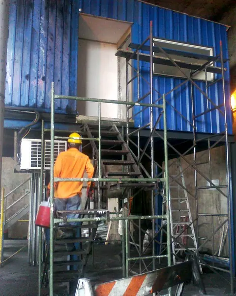 Estructura metálica soldada — Mezanine en perfiles de acero con módulo en lámina — Metalworks Energy