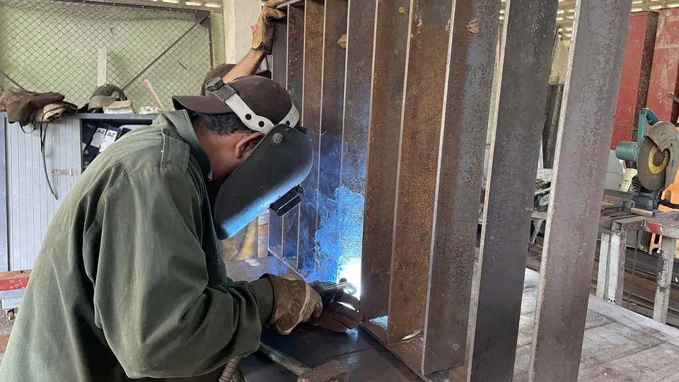 Ensamble estructural — Soldadura de placas de refuerzo en columna de taller — Metalworks Energy