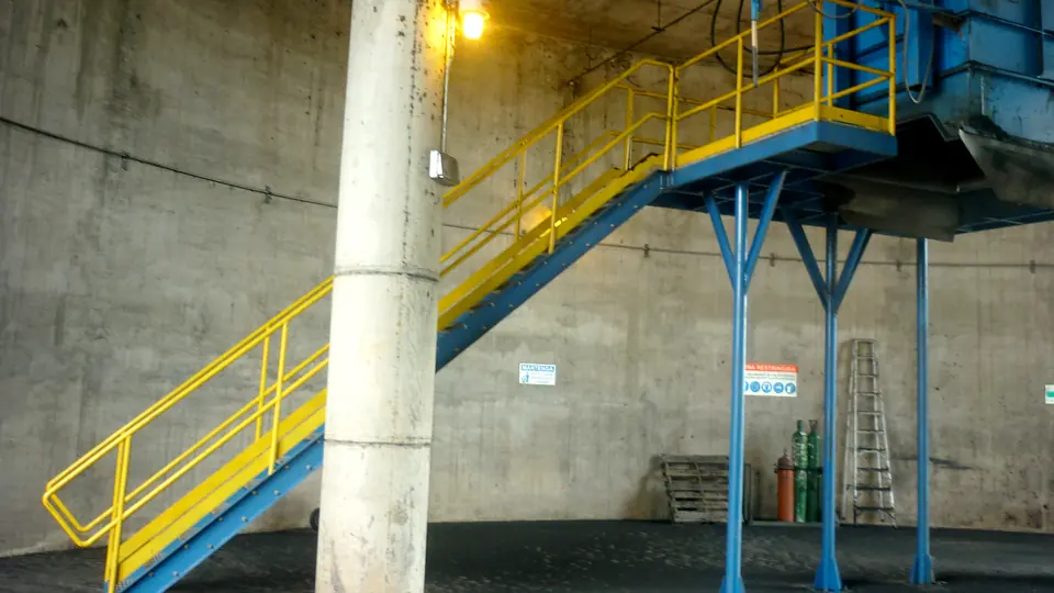 Escalera y plataforma — Acceso metálico con barandas de seguridad — Metalworks Energy