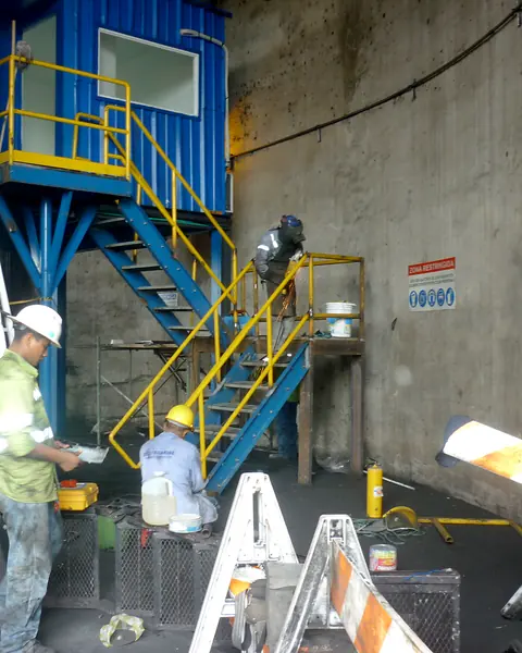 Montaje de barandas — Soldadura y ajuste en sitio — Metalworks Energy