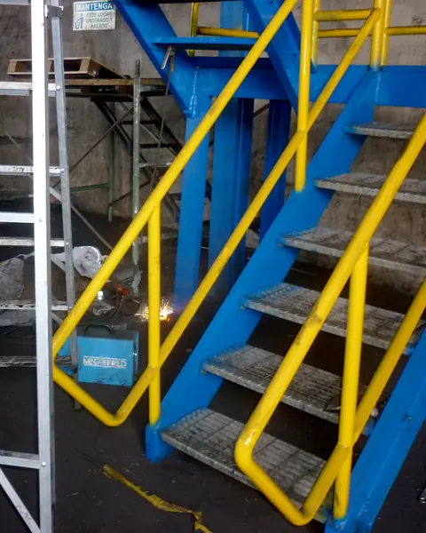 Soldadura en escalera — Unión de estructura y peldaños en rejilla — Metalworks Energy