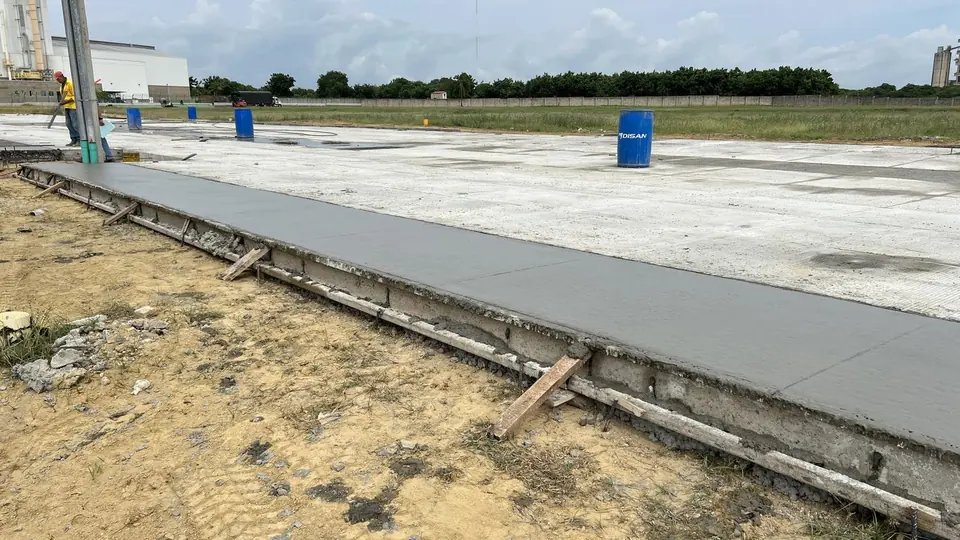 Instalación en obra — Fundida de placa perimetral sobre riel guía — Metalworks Energy