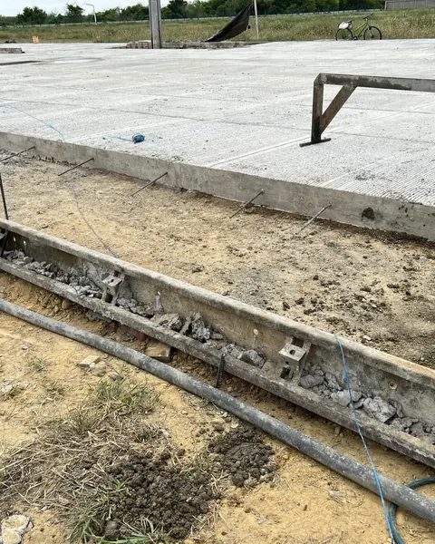 Instalación — Riel con refuerzo y cableado embebido — Metalworks Energy
