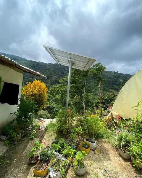 Sistema residencial rural — Paneles sobre poste en zona de montaña — Metalworks Energy