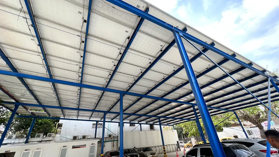 Cubierta solar en parqueadero — Estructura metálica con módulos fotovoltaicos — Metalworks Energy