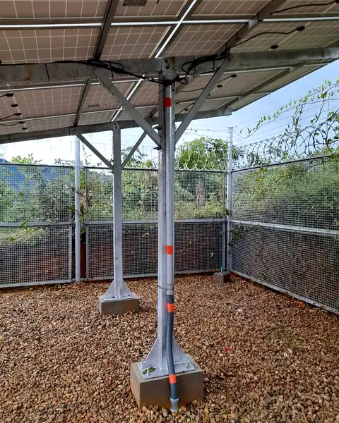 Estructura de soporte — Estructura galvanizada con cerramiento de seguridad — Metalworks Energy