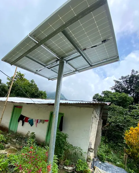 Vivienda con energía solar — Módulos monocristalinos sobre poste — Metalworks Energy