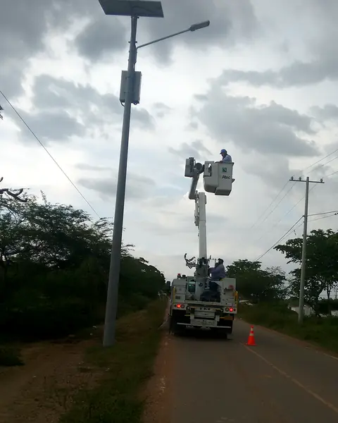 Instalación en altura — Ajuste de luminaria desde canasta — Metalworks Energy