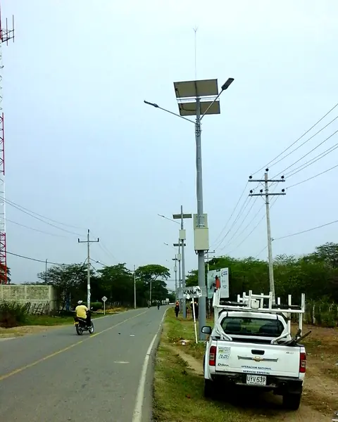 Alumbrado solar vial — Luminarias dobles a lo largo de la vía — Metalworks Energy