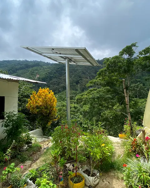 Sistema en poste — Estructura galvanizada en vivienda de montaña — Metalworks Energy