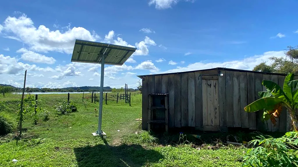 Sistema en finca — Panel sobre poste para uso agropecuario — Metalworks Energy