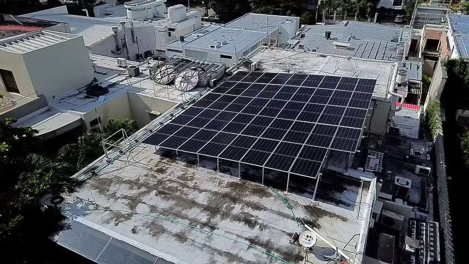 Sistema sobre cubierta — Estructura elevada en azotea comercial, vista aérea — Metalworks Energy