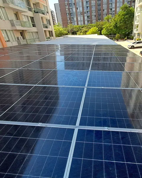 Cubierta solar residencial — Módulos sobre parqueadero de conjunto — Metalworks Energy
