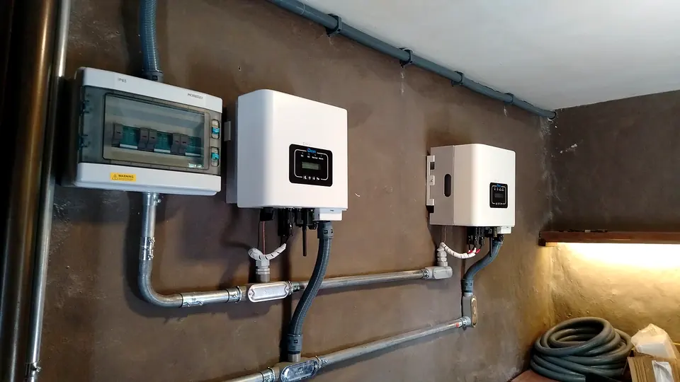 Inversores de red — Tablero DC y canalización en tubería metálica — Metalworks Energy
