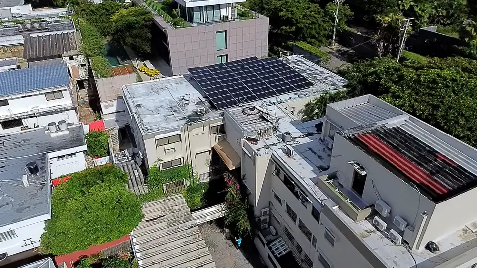 Proyecto comercial — Generación solar en cubierta, vista con dron — Metalworks Energy
