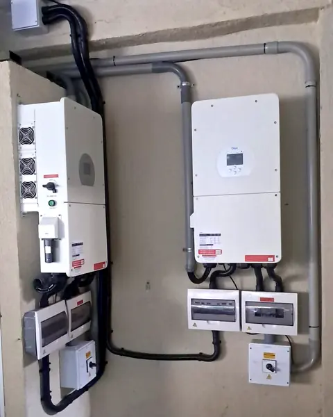 Cuarto de inversores — Dos inversores híbridos con protecciones — Metalworks Energy