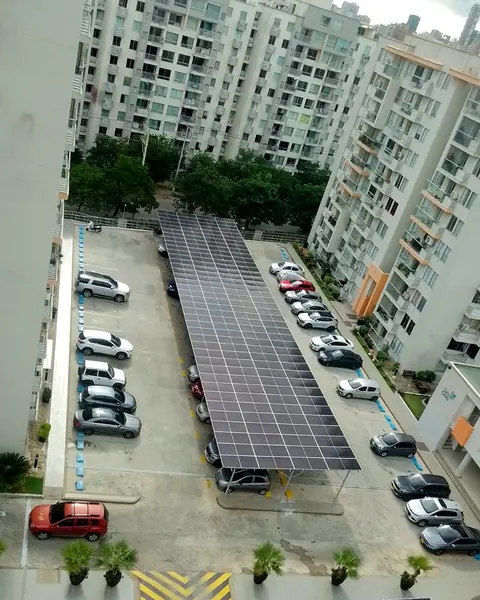Cubiertas solares en parqueadero — Conjunto residencial con generación propia — Metalworks Energy