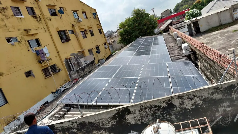 Sistema en edificio — Módulos sobre cubierta existente — Metalworks Energy