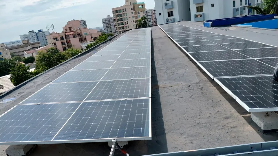 Arreglo sobre losa — Filas de módulos en azotea de edificio — Metalworks Energy