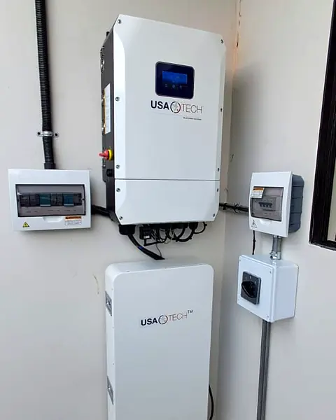 Sistema híbrido residencial — Inversor y batería de litio en muro — Metalworks Energy