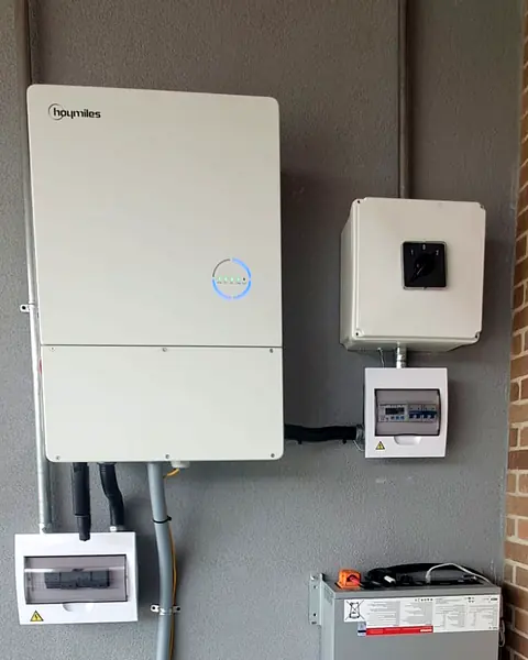 Almacenamiento modular — Inversor híbrido con dos módulos de batería — Metalworks Energy